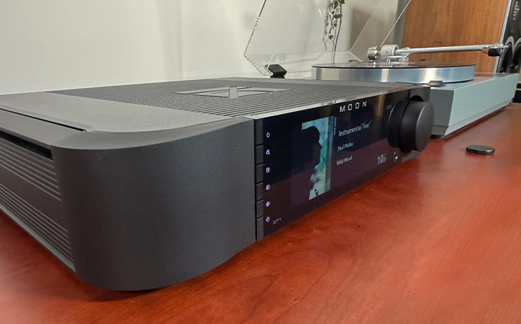 MOON 371 beside a Linn LP12 turntable on a wooden surface