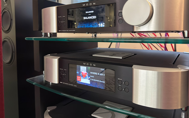 The ripcaster MOON 681 playing Raye 'Where is my Husband'. There's a 641 on the shelf above it. Both are black and silver