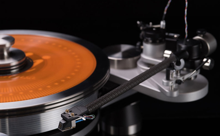 VPI Avenger Turntable close-up