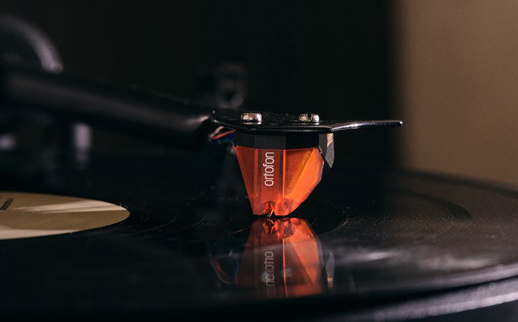 The ortofon 2M Bronze cartridge playing a record