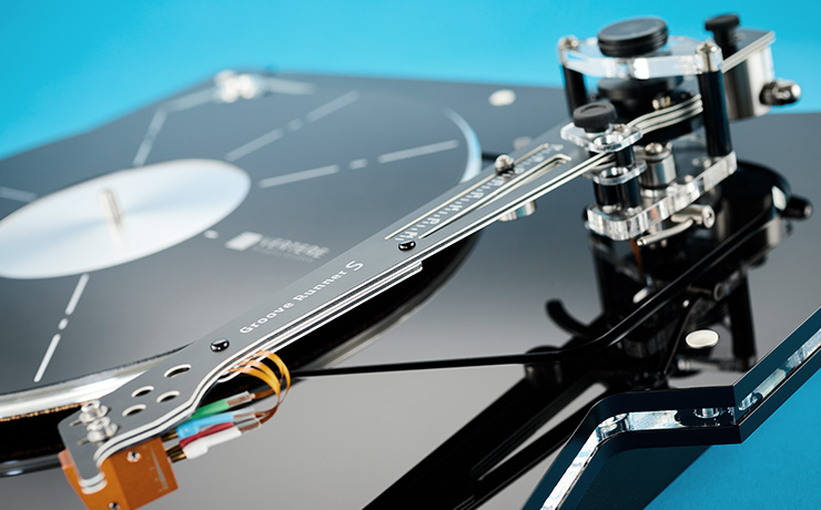 The Groove Runner S tonearm on the turntable with a blue background