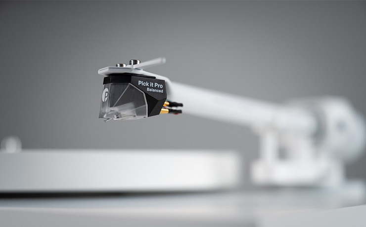Project Debut PRO B Turntable White Edition - close-up image of the tonearm