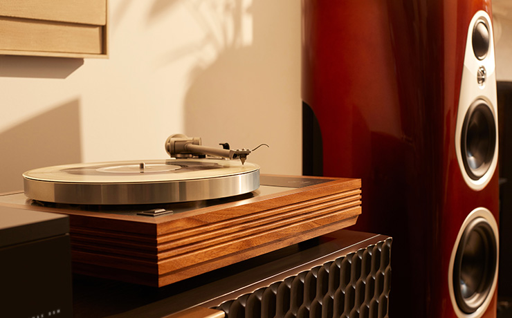 A Linn Klimax LP12 on a side unit next to a 360 speaker