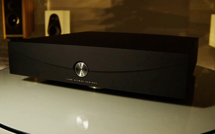 The Linn Klimax Radikal in black on a glass surface in the ripcaster showroom. Behind you can see a Linn 119 speaker in white and a Kudos 505 speaker. The Radikal has the Linn logo on the front and the words "Linn Klimax Radikal"