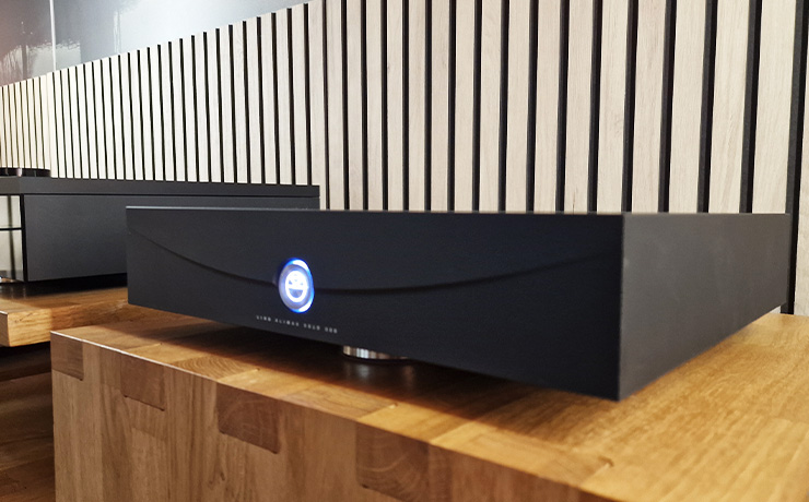 The Linn Klimax Solo 500 amp in black at the Munich HiFi Show. It's on top of a wooden plinth