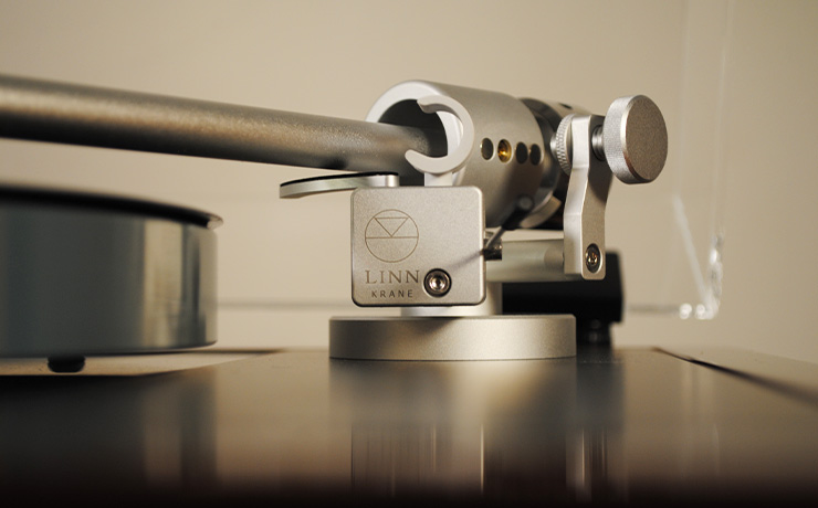 The Linn Krane tonearm which is silver coloured. this image clearly shows the writing Linn, Krane and the Linn logo.