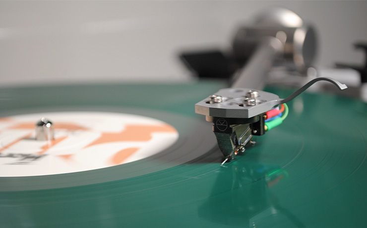 The Linn Ekstatik cartridge on the Ekos tonearm playing the new Pulp album which is green