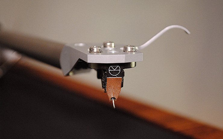 The Linn Ekstatik cartridge on the Ekos tonearm in it's resting position