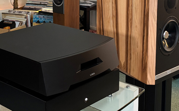 The Lumin P1 stacked on top of an Ultrafide SP500 with a Kudos 505 speaker beside it 