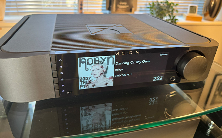 The MOON 371 in black on a glass shelf. The front screen is showing that 'Dancing on my Own' by Robyn is playing
