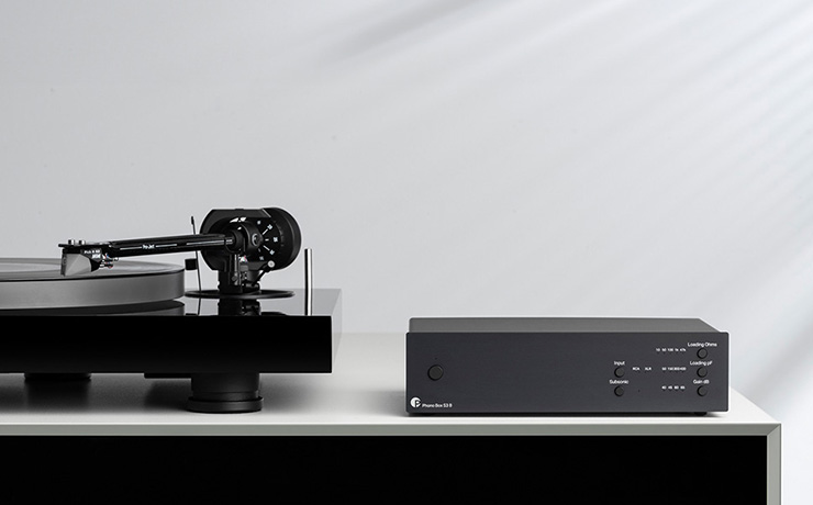 Project Phonox Box S3 B on a shelf beside a turntable