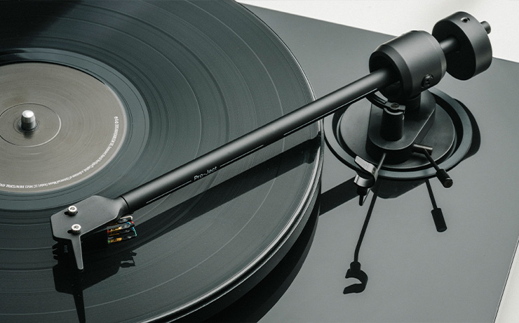 Project E1.2 turntable in black