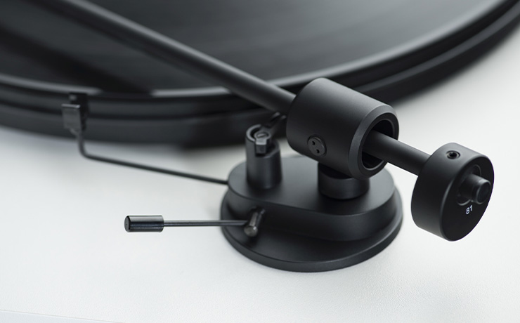 Project Primary E turntable close-up of the tonearm