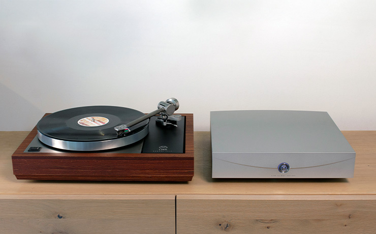The Linn Radikal in silver beside an LP12 on a wooden unit