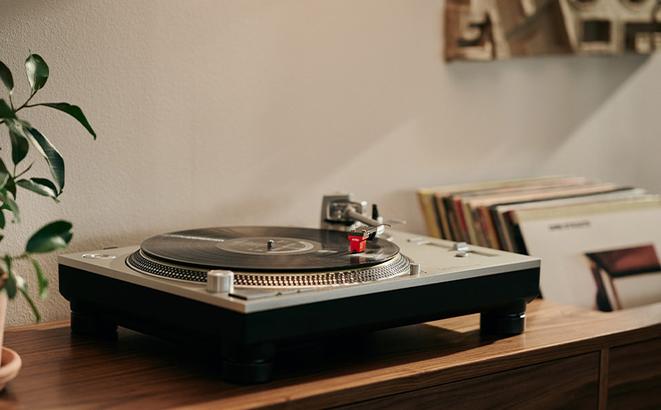 Ortofon Quintet Red Cartridge playing a record