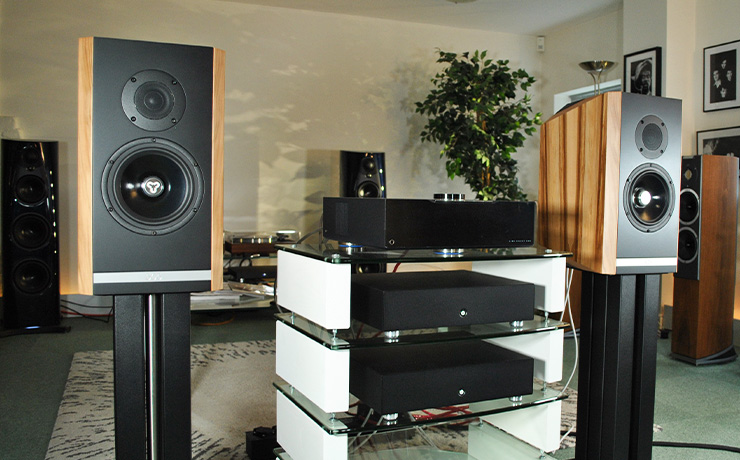 A pair of Kudos 505 speakers either side a HiFi rack with two Ultrafide SP500 Stereo Power Amplifiers and a Linn DSM Classic Hub in the ripcaster showroom