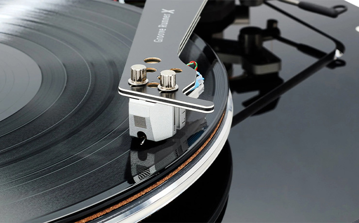 Vertere Sabre LITE Cartridge on the Groove tonearm playing a record