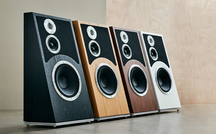 Four Audiovector Trapeze Ri speakers lined up beside each other. One in each of the finishes.