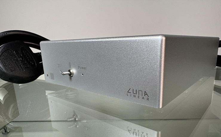 The ripcaster Vertere LunA on a glass shelf with the power cable on the left of the image