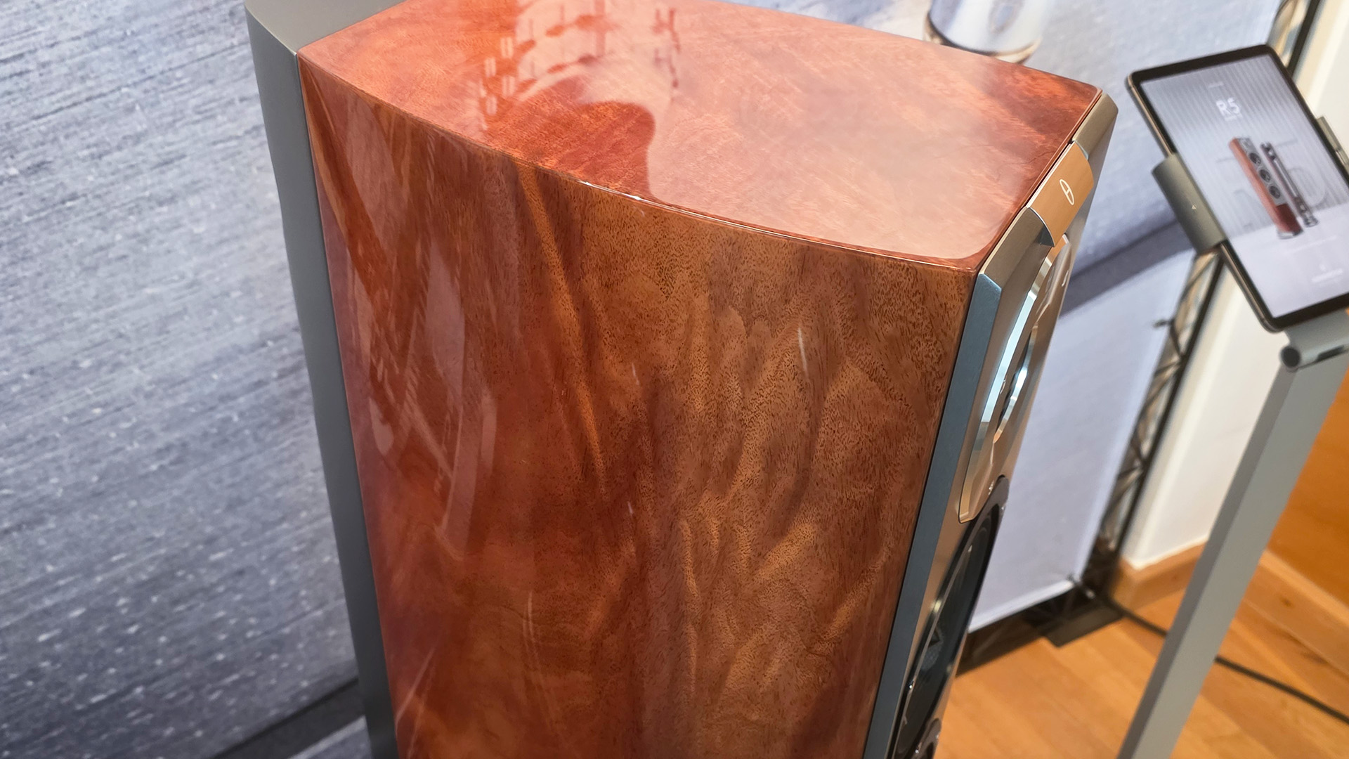 The top of an Audiovector R5 speaker showing the finish