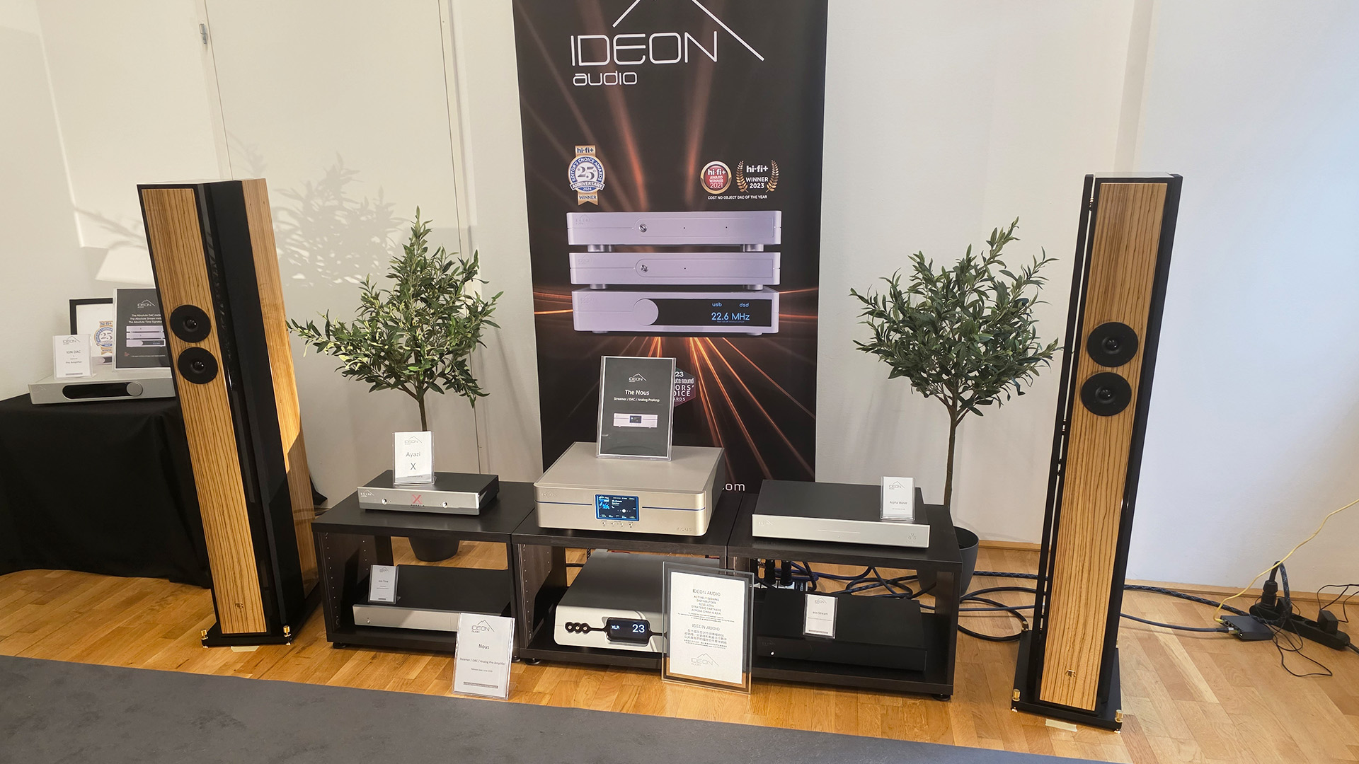 Ideon at the Vienna hifi show.  A pair of floorstanding speakers with HiFi equipment in between