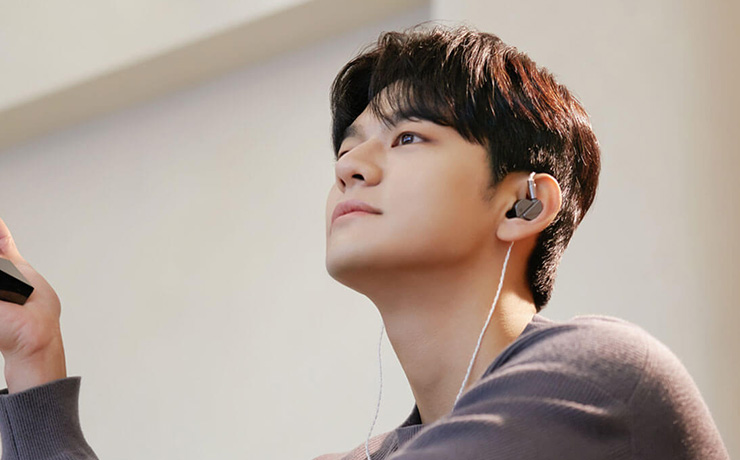 The Astell & Kern Zero 2 earphones in the ears of a young man