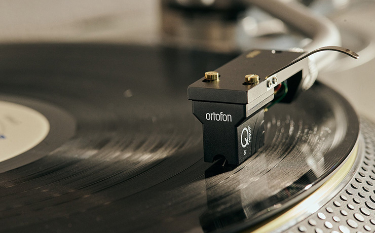 Ortofon Quintet Black S Cartridge playing a record