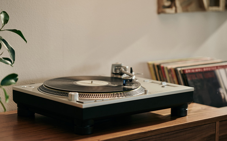 Ortofon Cadenza Blue playing a record