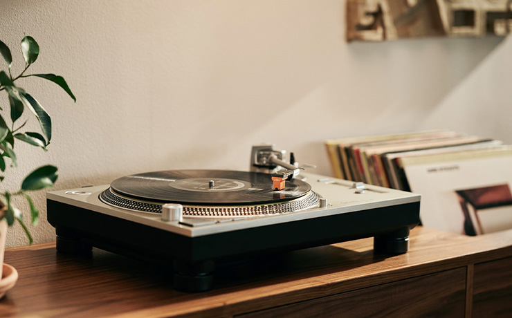 Ortofon Quintet Bronze Cartridge playing a record